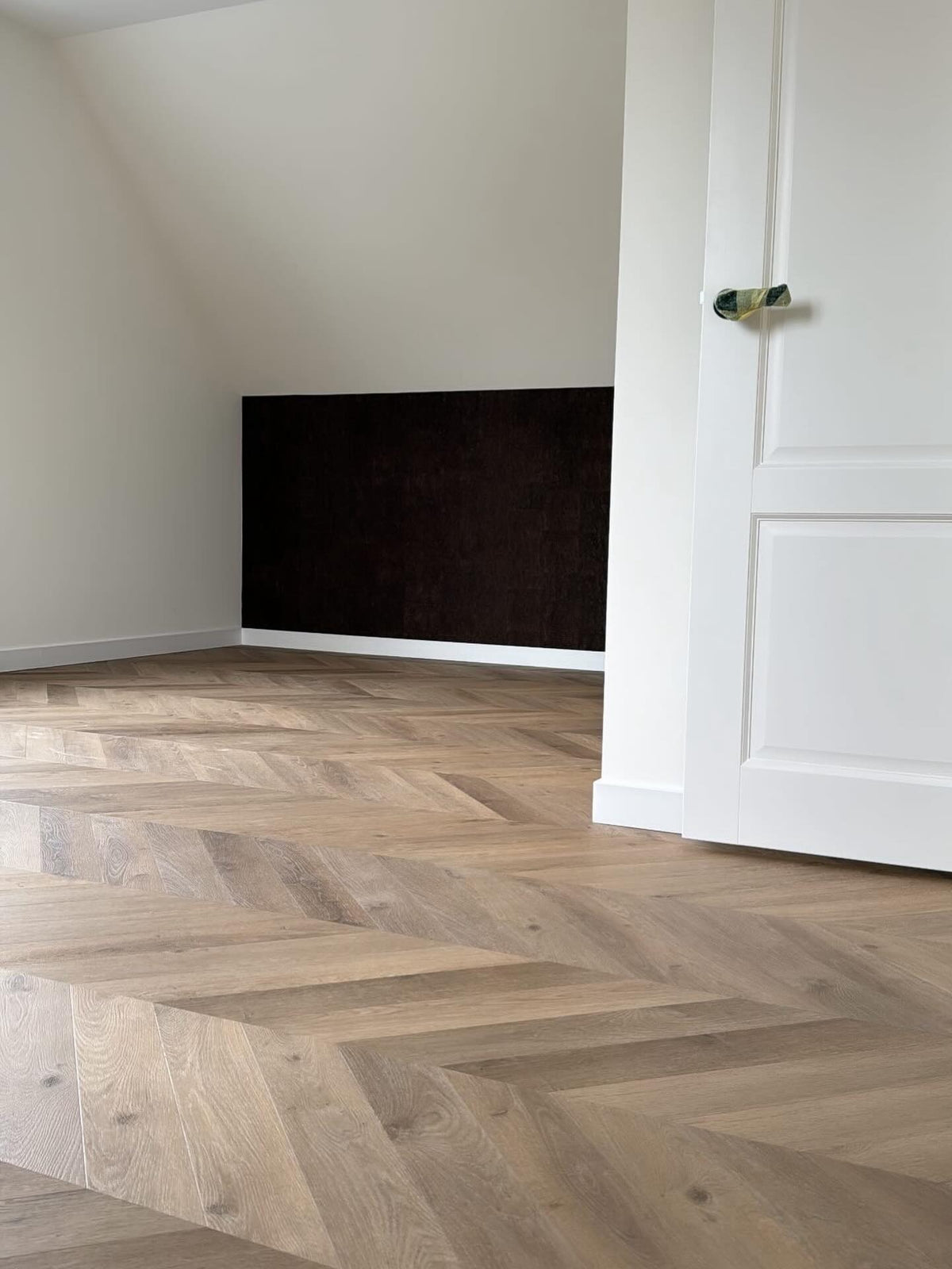 Lichte visgraat PVC vloer in moderne woning