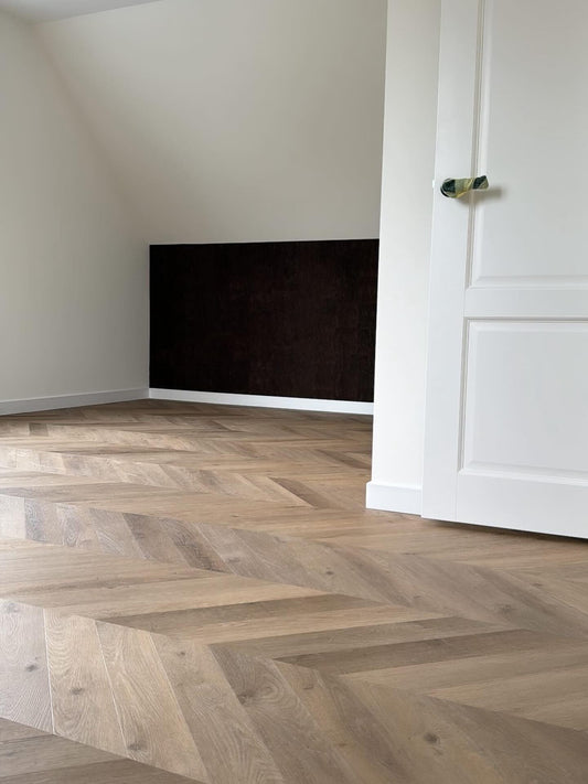 Lichte visgraat PVC vloer in moderne woning