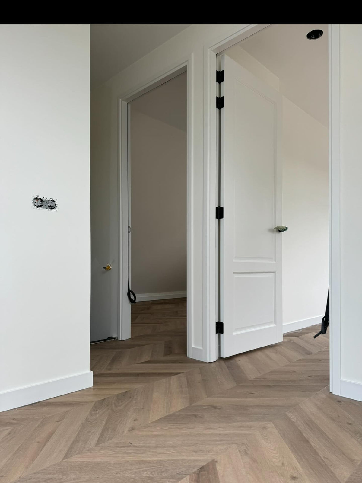 Lichte visgraat PVC vloer in moderne woning