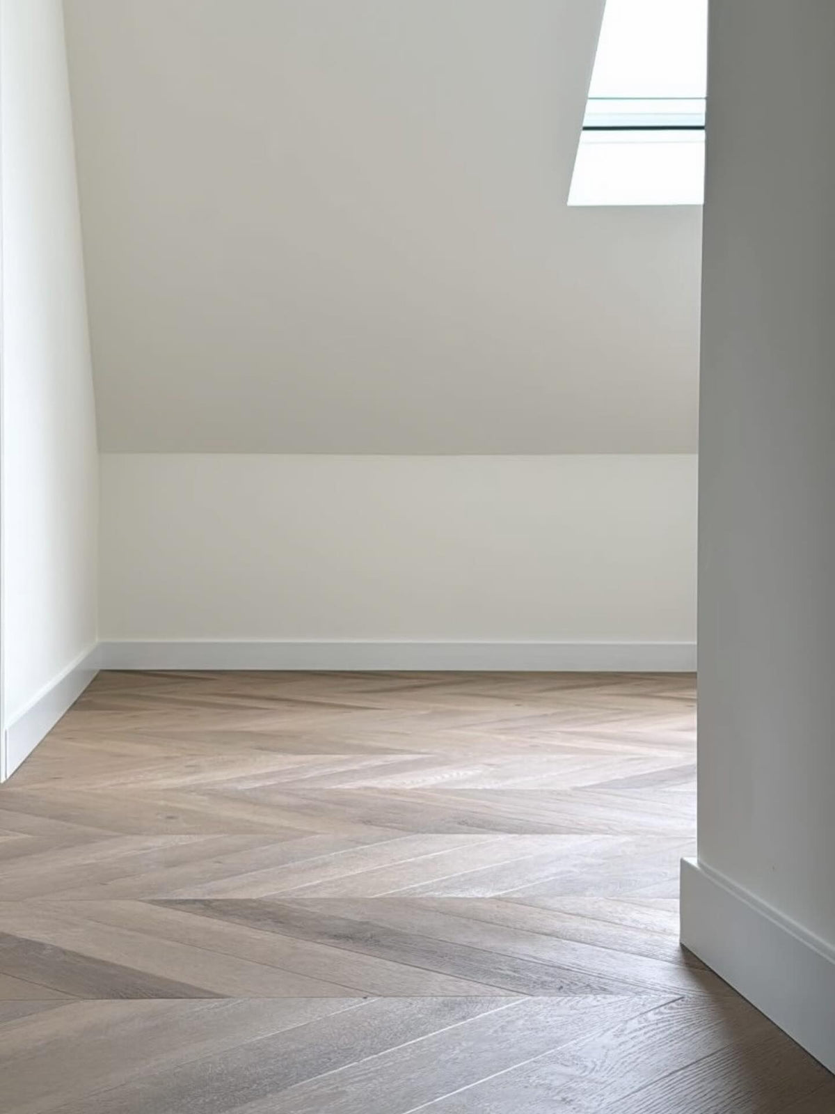 Lichte visgraat PVC vloer in moderne woning